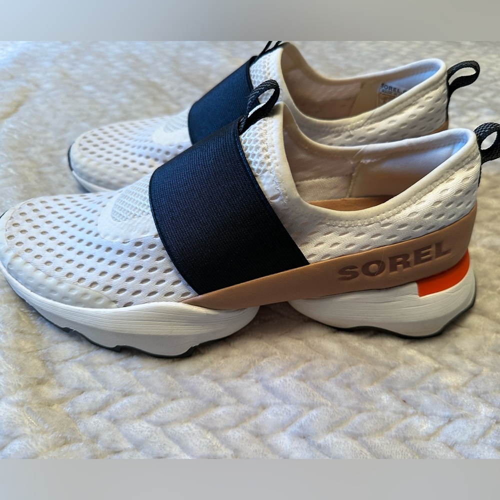 Women’s Sorel slip on sneakers size 9, EUC